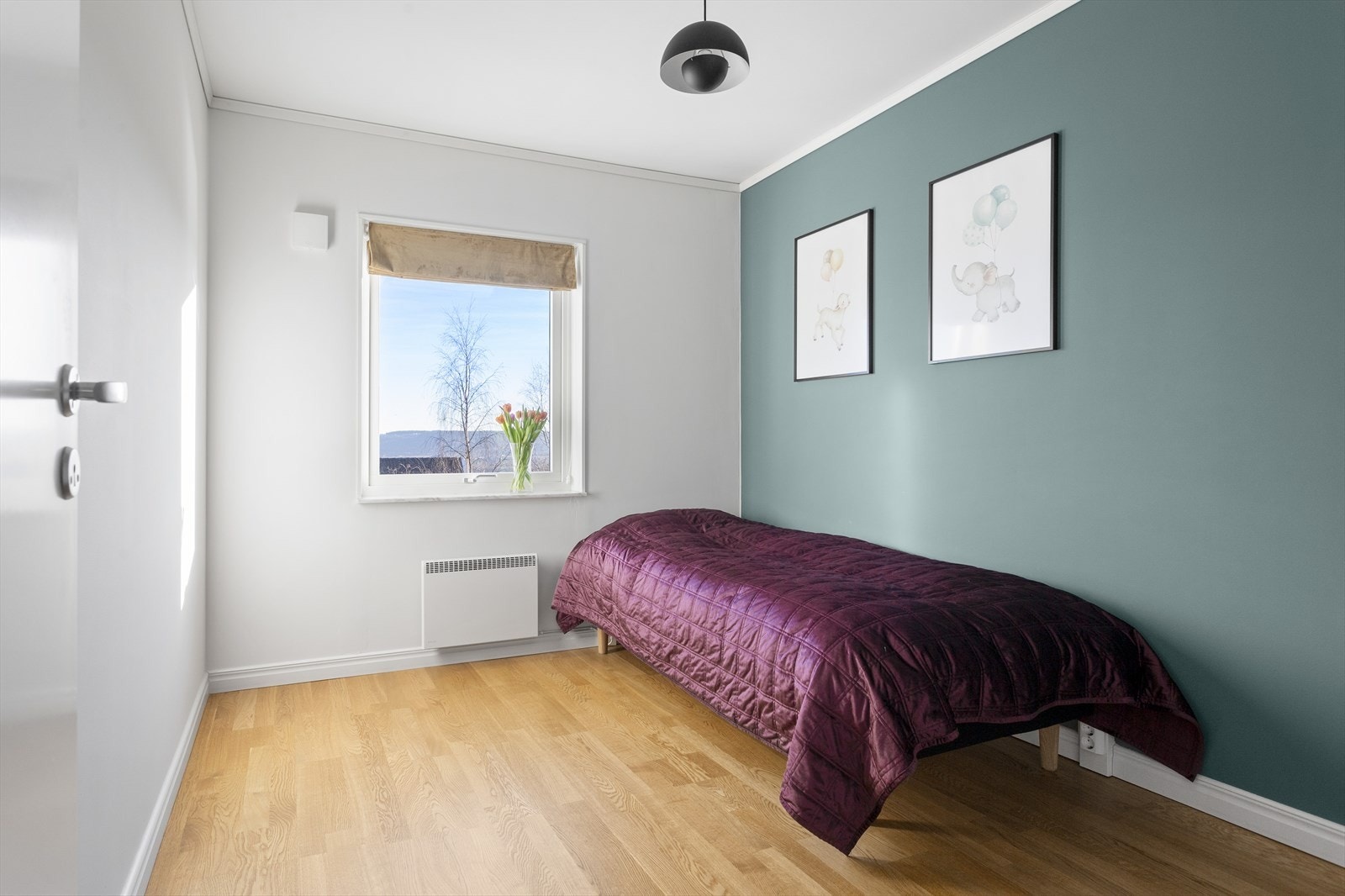 Soverom 2 er innredet med seng og garderobe og kan fungere som barne-, gjesterom eller lignende. Galleribilde