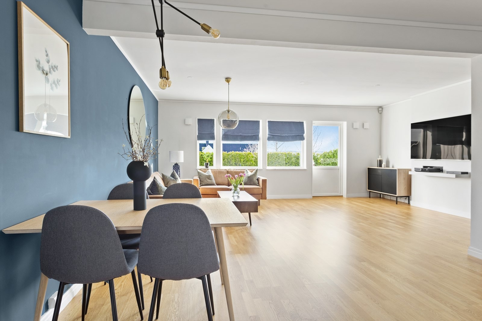 Her er det store vinduer og utgang til terrasse, noe som gir rikelig med naturlig lys til rommet. Galleribilde