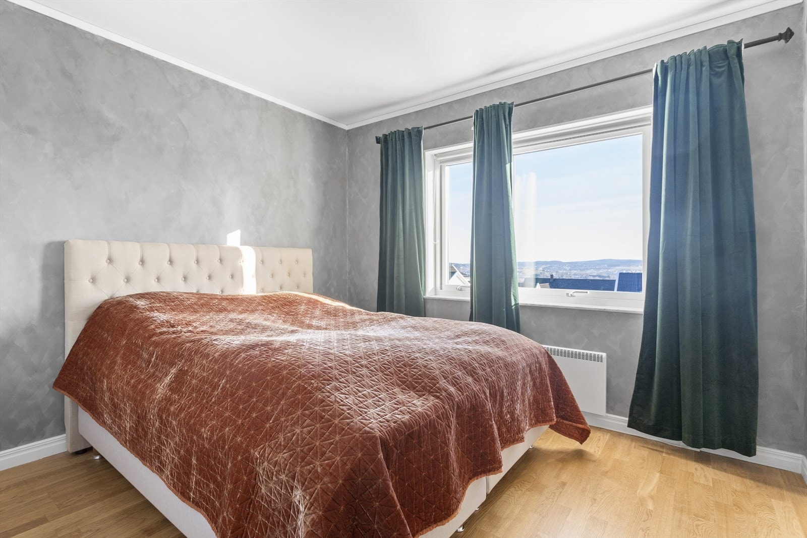 Hovedsoverommet oppleves behagelig og stort, med plass til dobbeltseng og tilhørende nattbord. Galleribilde