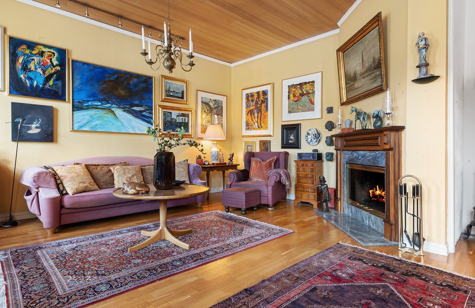 Romslig stue med god plass til sofagruppe og tilhørende møblement. Galleribilde