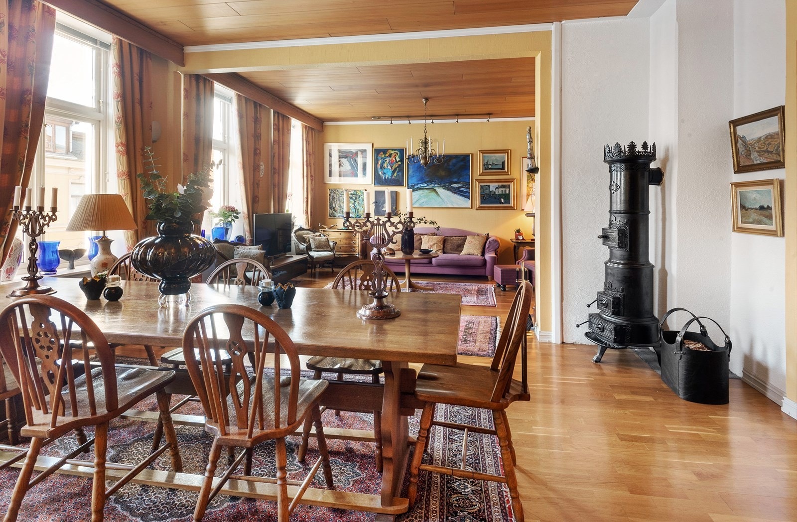 Fantastisk oppholdsrom med mange gode innredningsmuligheter og svært gode lysforhold. Galleribilde