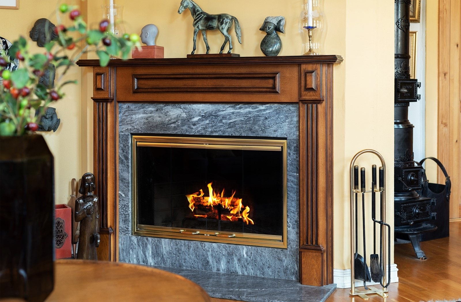 Engelsk hjørnepeis med marmor og mahogny innramming. Messinginnfatning med glassdører. Galleribilde