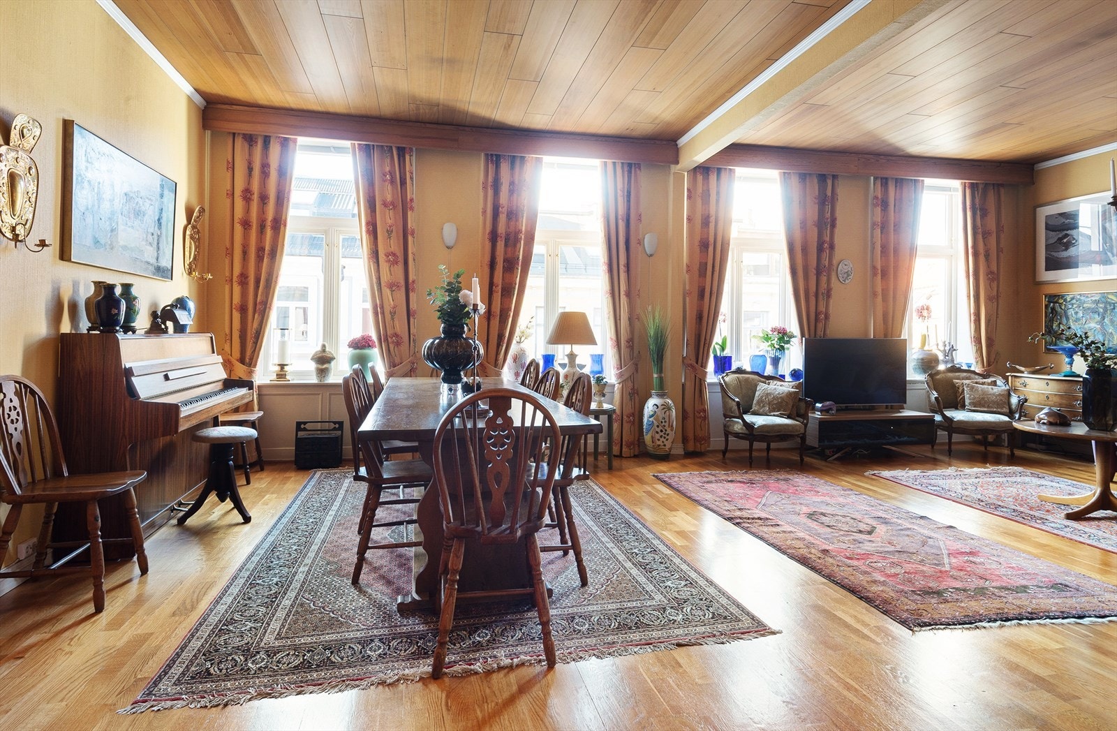 Stor og gjennomgående 3/4-roms selveier med oppussingsbehov. God takhøyde. Store vinduer. "stue på stue". Peis. Galleribilde