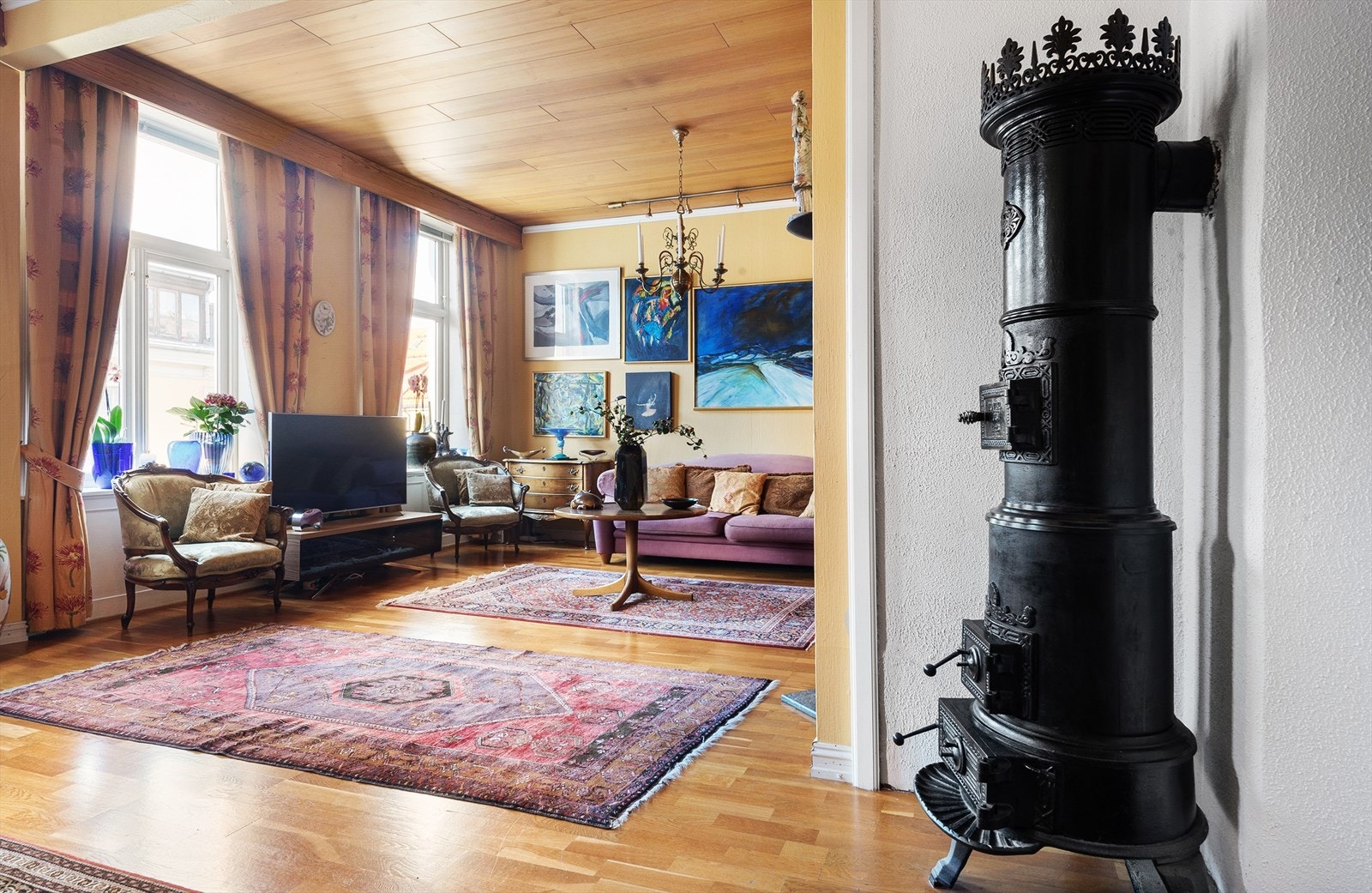 Klassisk rundovn i spisestuen. Denne er ikke i bruk og om den fungerer vites ikke. Galleribilde