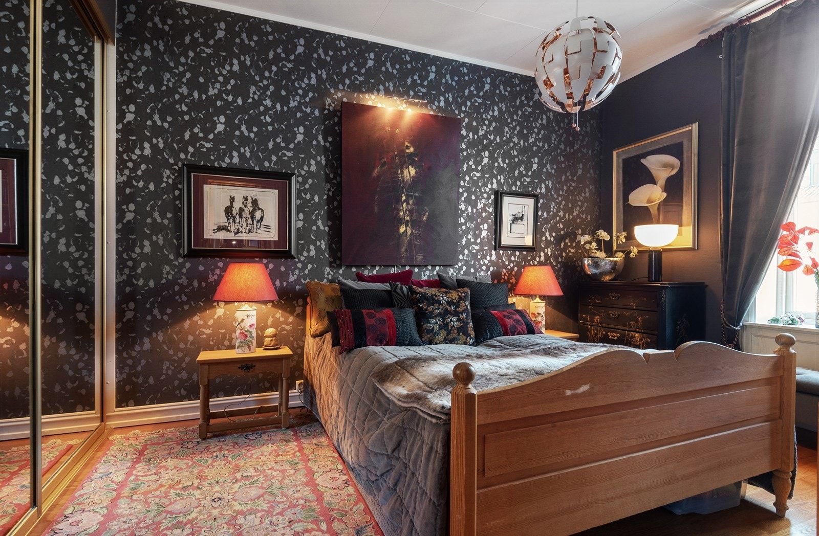 Romslig hovedsoverom med god plass til dobbeltseng og nattbord. Galleribilde