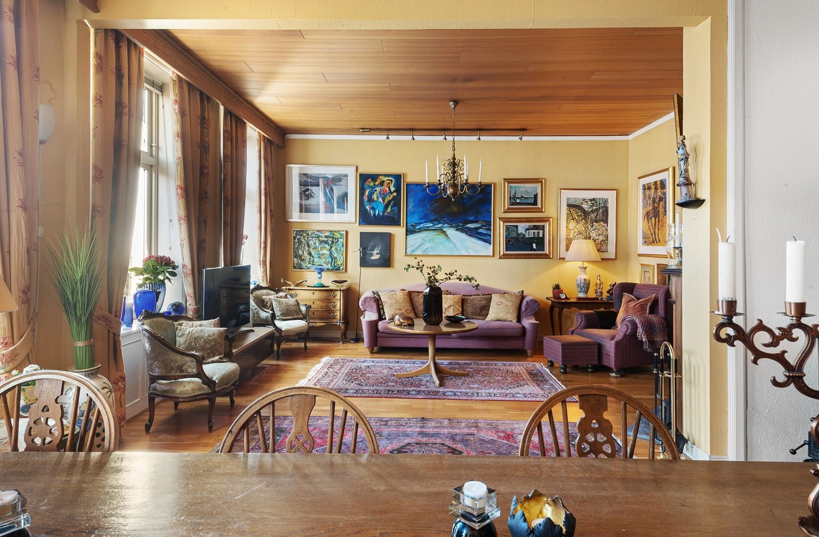 Takhøyde i stue er målt til 2,85 meter. Galleribilde