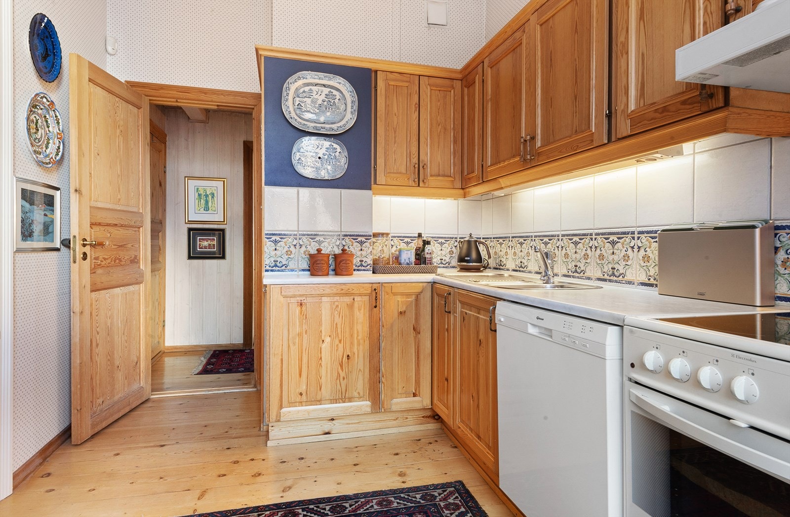 Godt med skap og benkeplass. Galleribilde