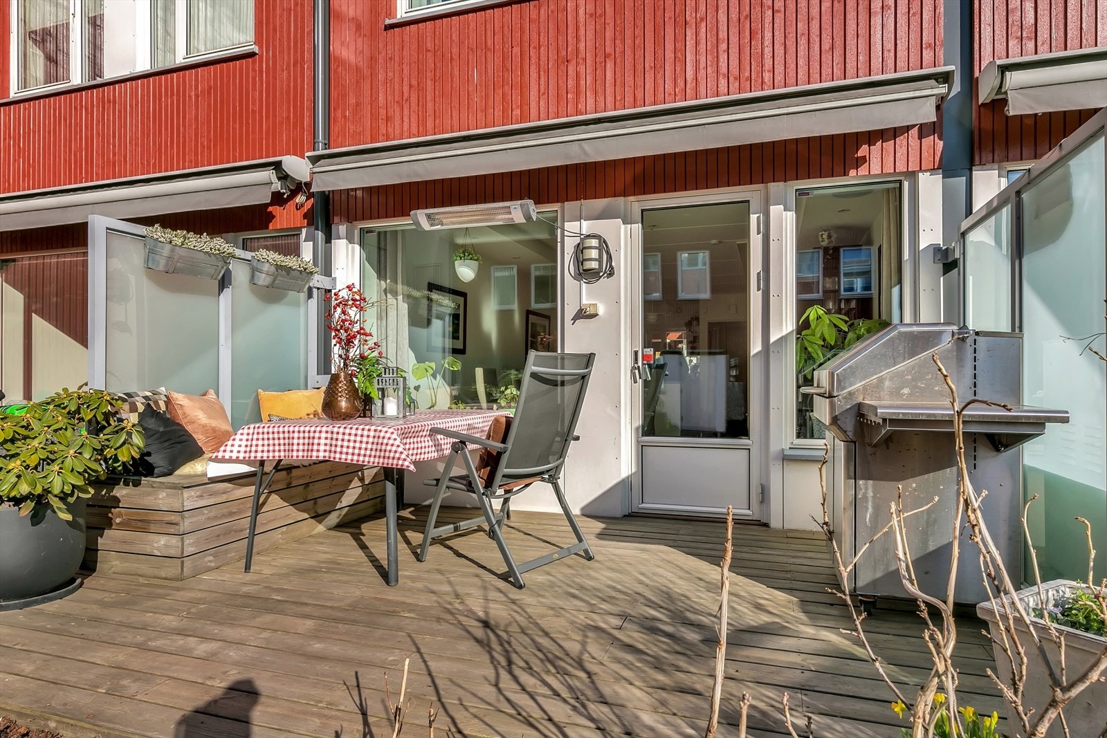 Fra stuen er det utgang til terrasse med videre adkomst til fellesarealer med opparbeidet lekeplass for de minste. Galleribilde