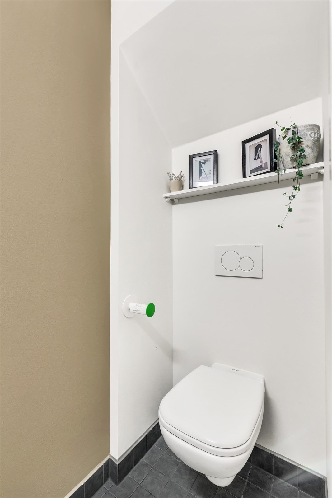 Praktisk beliggende toalett i 1. etasje tilknyttet entréen. Galleribilde