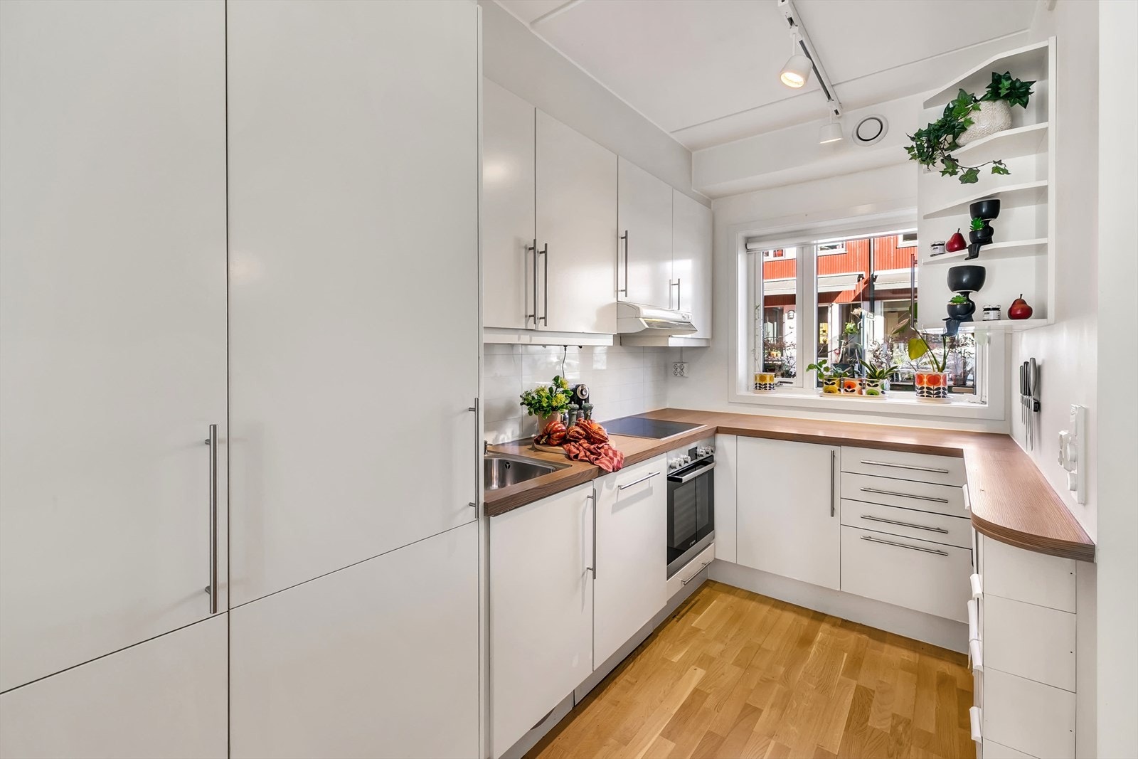 Lyst og delikat kjøkken som er godt utnyttet med skap- og benkeplass. Alle hvitevarer på kjøkkenet er integrert og følger med boligen. Galleribilde