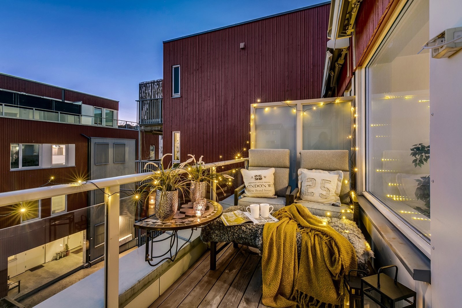 Kveldsstemning på terrassen i 3. etasje. Galleribilde