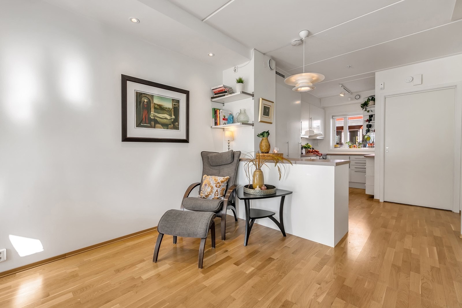 Den påbygde delen av kjøkkenet gjør at stuen og kjøkkenet får en naturlig avgrensning, selv om hele rommet er åpent. Galleribilde