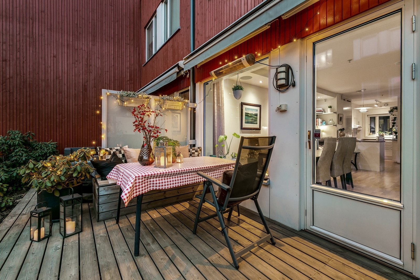 Fra stuen er det utgang til terrasse med videre adkomst til fellesarealer med opparbeidet lekeplass for de minste. Galleribilde