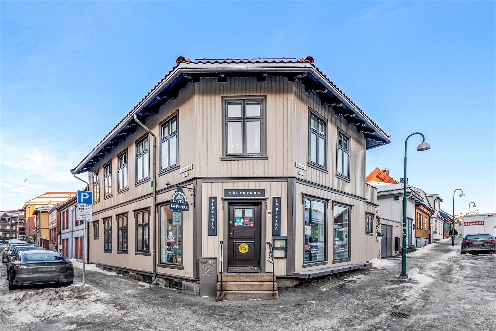 Det finnes et rikt utvalg av serveringssteder i området, f.eks. Pizzeria La Pietra. Her skal man kunne finne noe for enhver smak! Galleribilde