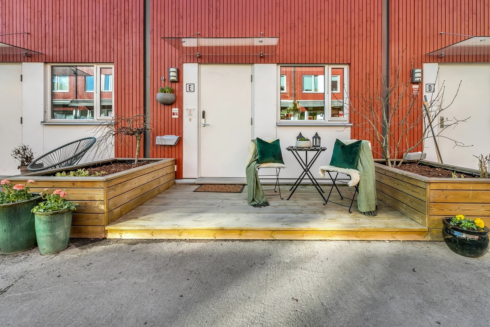 Velkommen! Det første som møter deg er denne hyggelige uteplassen med terrasseplatting og blomsterkasser på hver side. Galleribilde