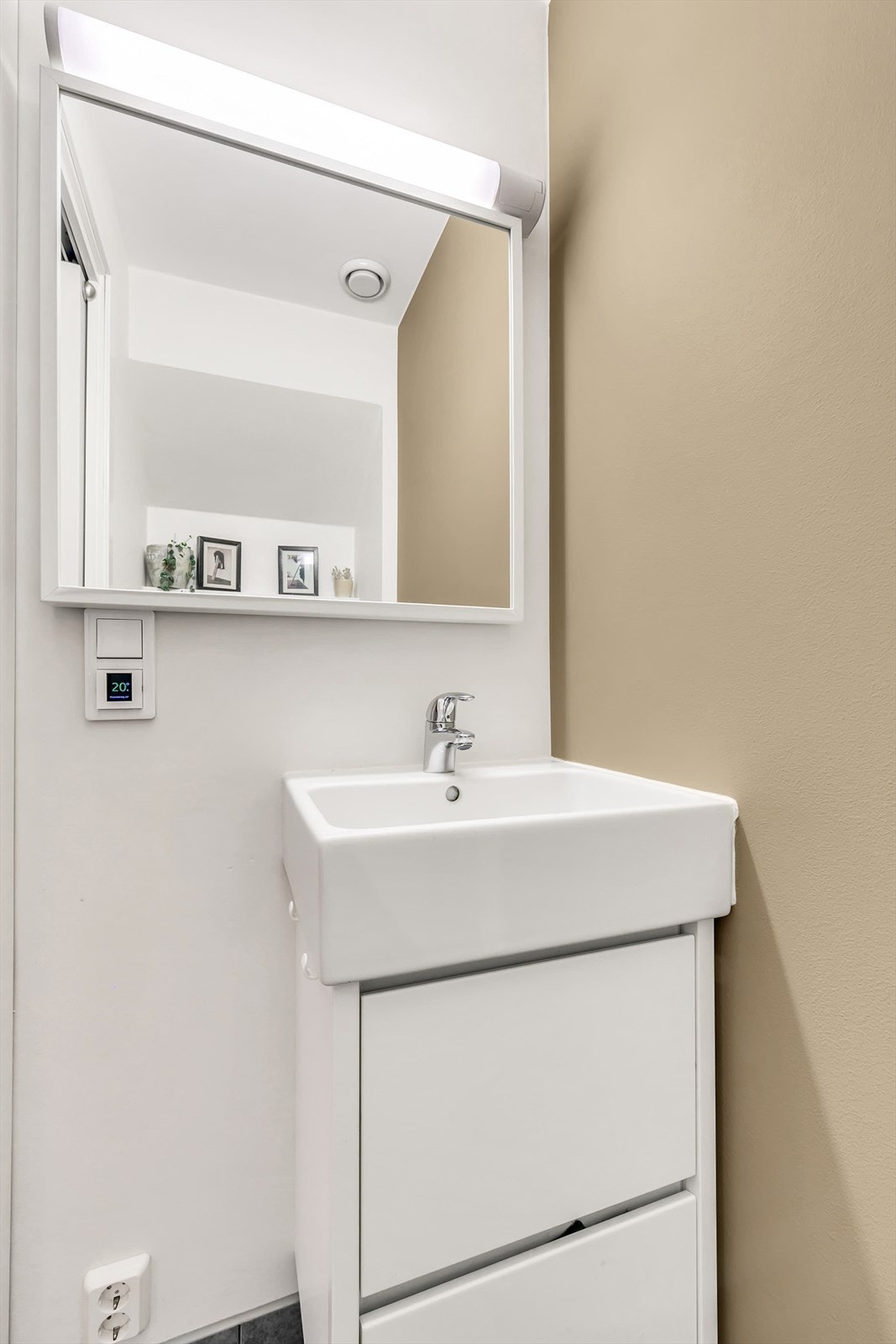 Toalettet er innredet med vegghengt wc, servant og speil m/lys. Galleribilde