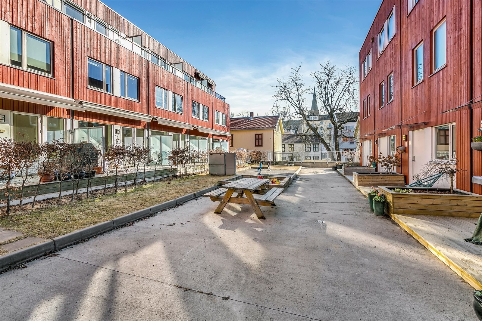 Strømsveien 21E er et nyere rekkehus fra 2012 som går over tre etasjer og har barnevennlig og fin beliggenhet på Vålerenga. Sameiet har pent opparbeidede fellesarealer som er godt tilrettelagt for barn. Galleribilde