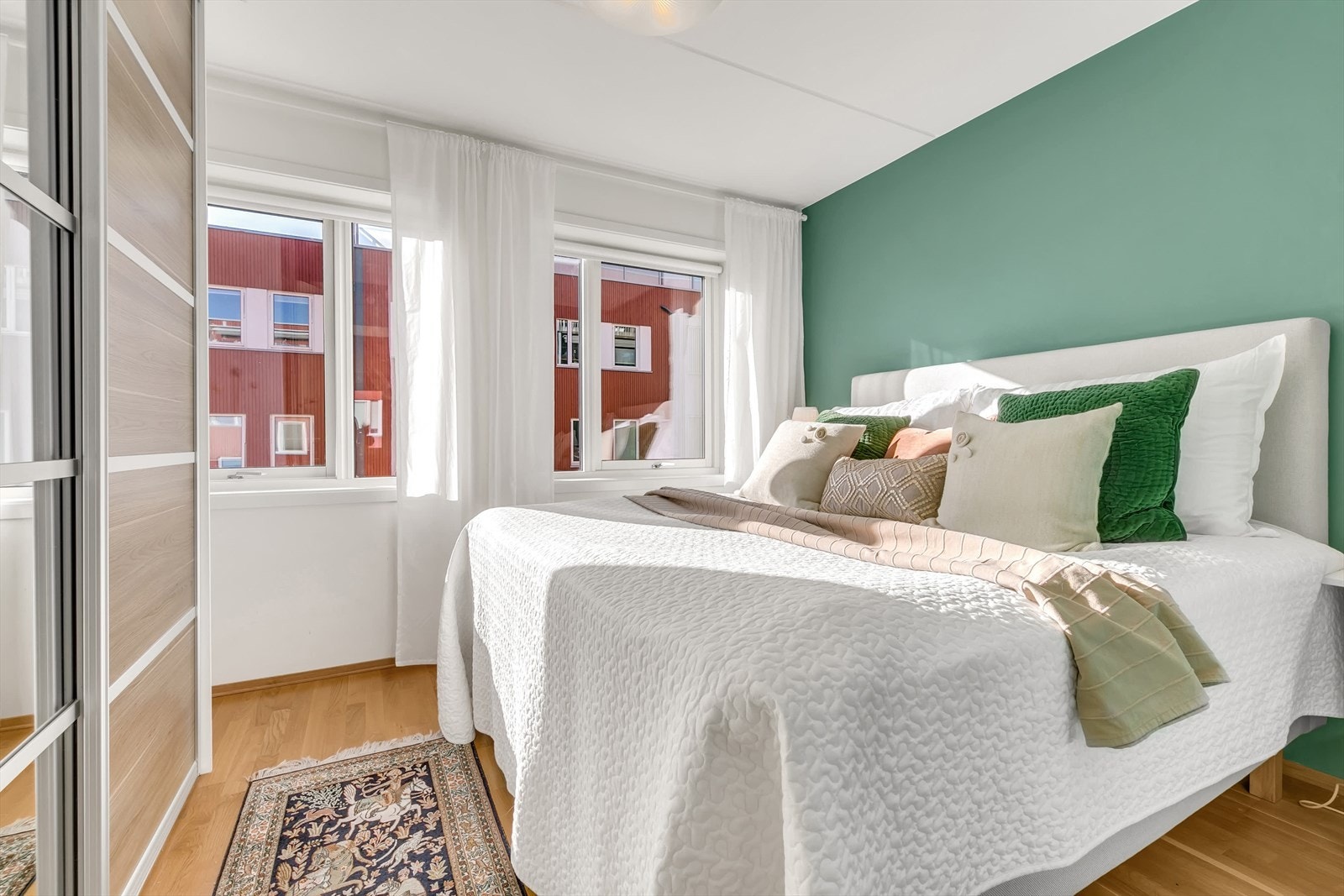 Tre av boligens fire soverom ligger i 2. etasje. Etasjens største soverom har to store vinduer og garderobeskap. Galleribilde