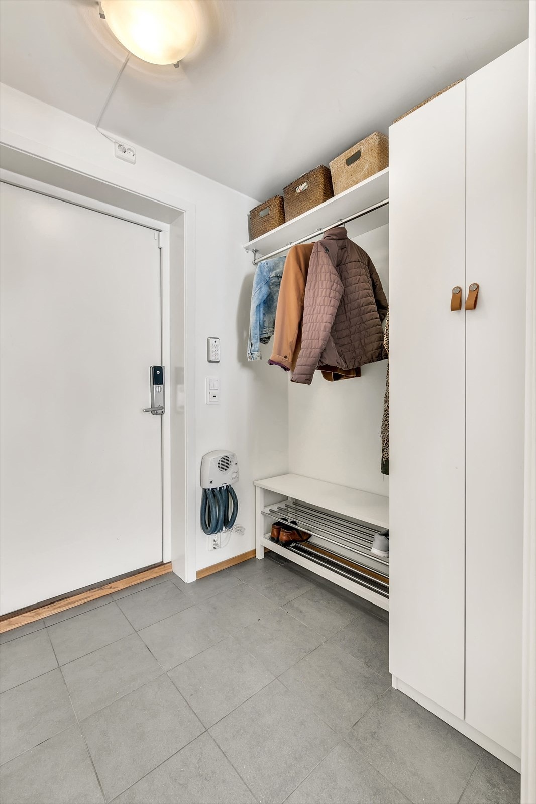 Velkommen inn! Lys og romslig entré med god plass til sko og yttertøy. Galleribilde