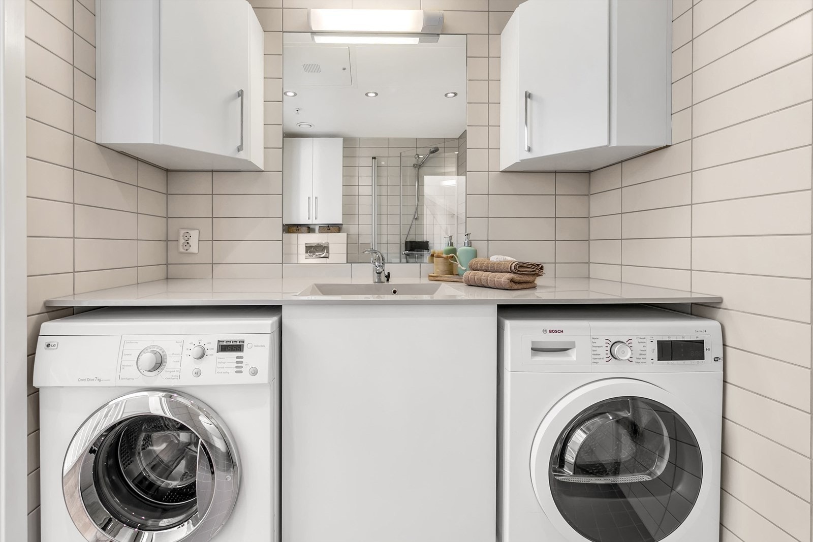 På badet er det opplegg for og plass til både vaskemaskin og tørketrommel. Galleribilde