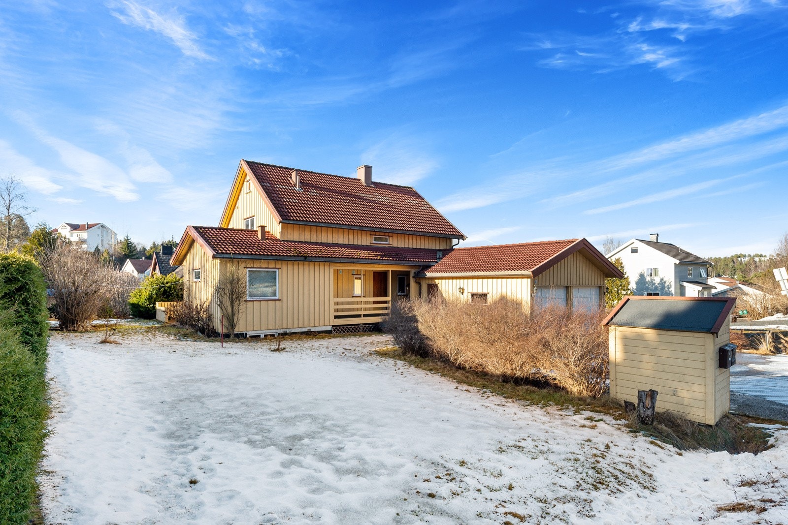 Stor bolig på romslig og solrik tomt i attrkativt og rolig område. Galleribilde
