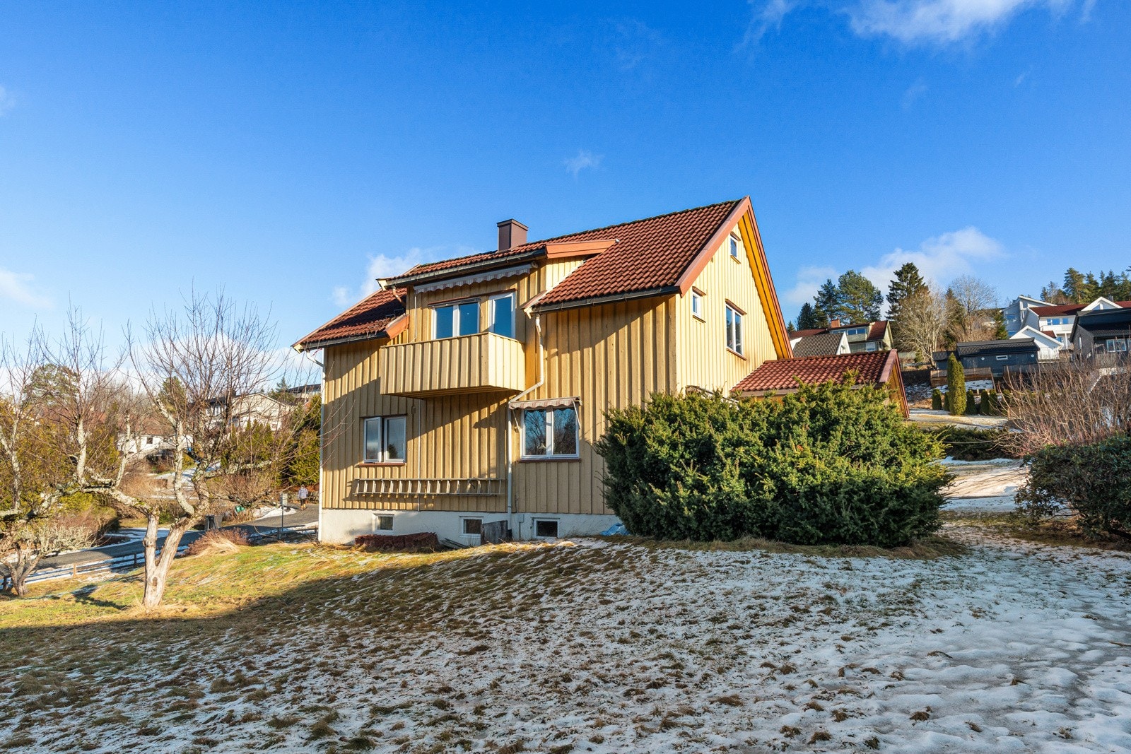 Boligen ligger på romslig tomt med store grøntareal. Galleribilde