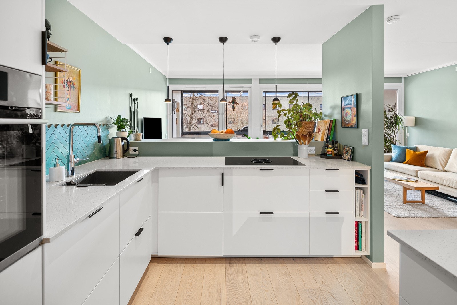 Grønn tidsriktig farge på vegger gir en flott kontrast til hvitt tak. Galleribilde