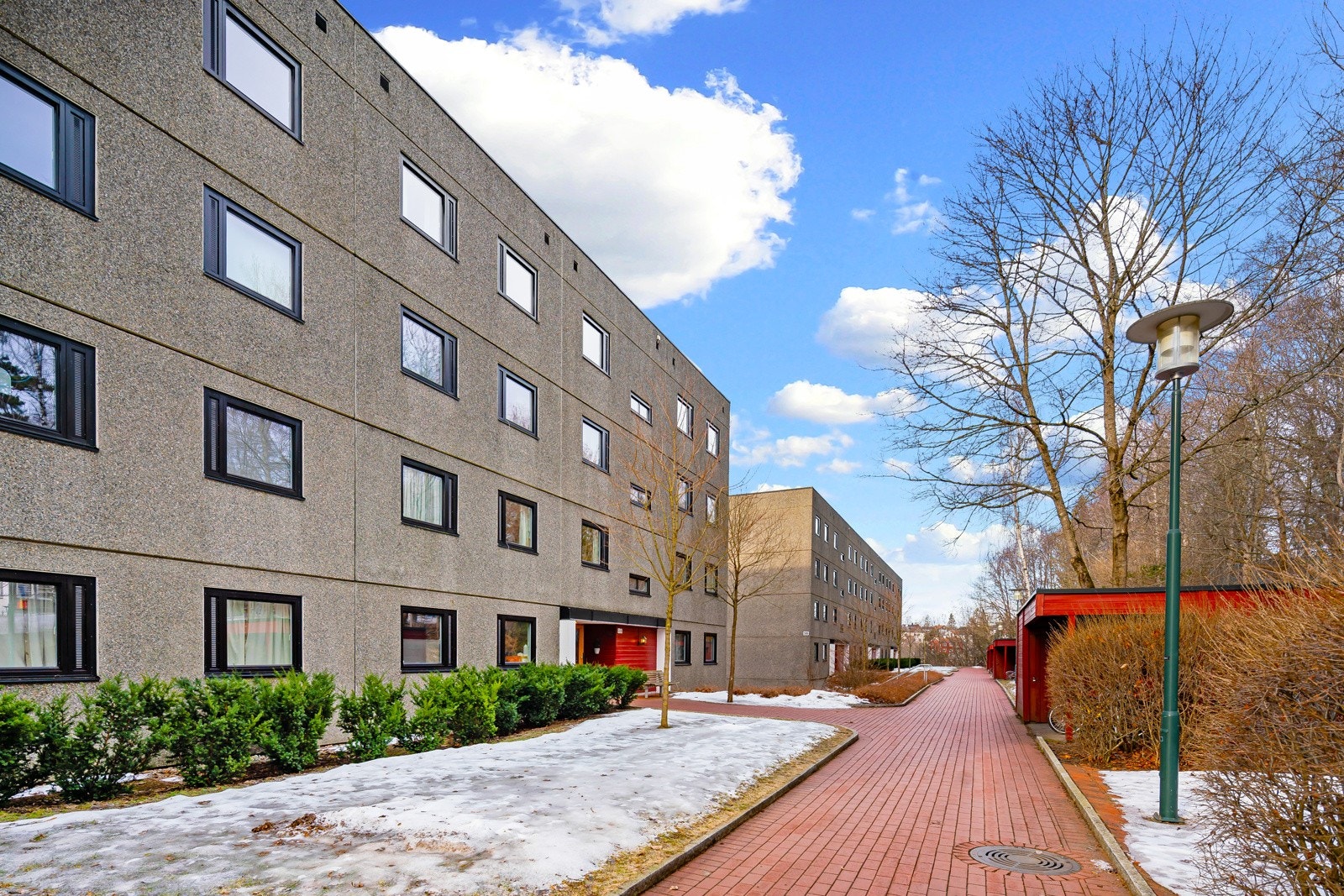 Det er kort vei til servicetilbud, offentlig kommunikasjon og flotte tur- og rekreasjonsmuligheter. Galleribilde