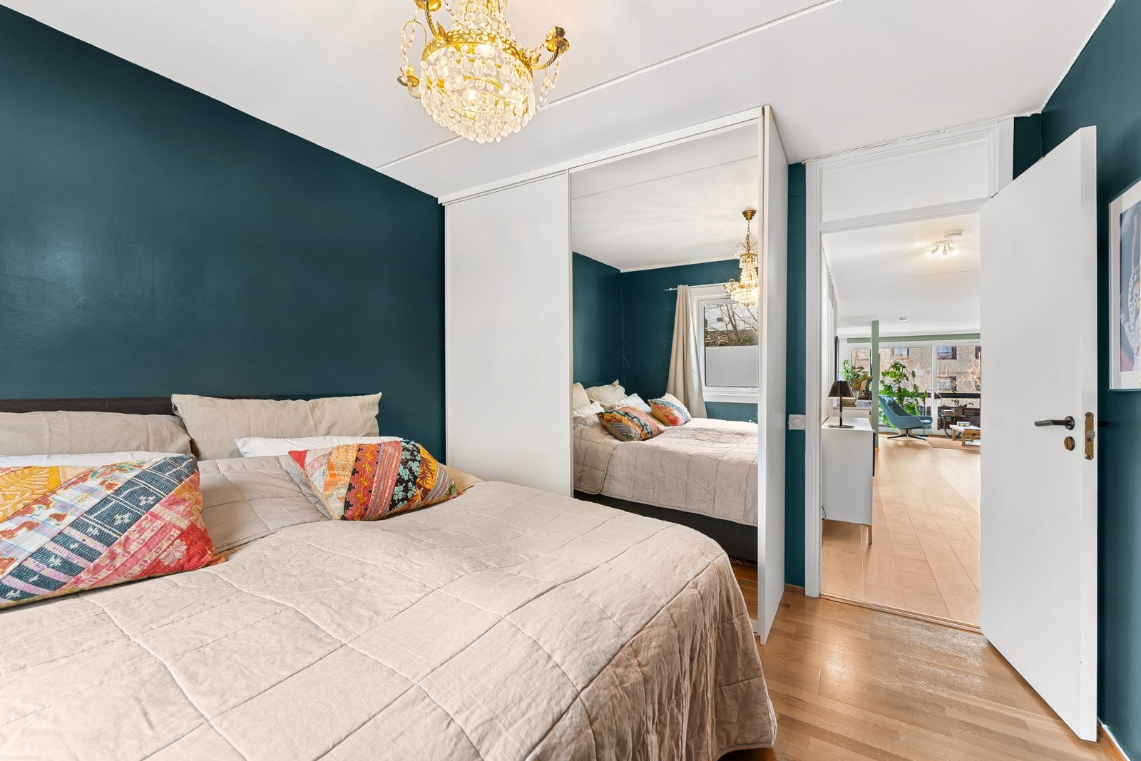 Hovedsoverommet har god plass til dobbeltseng, nattbord på begge sider og garderobeløsning. Galleribilde