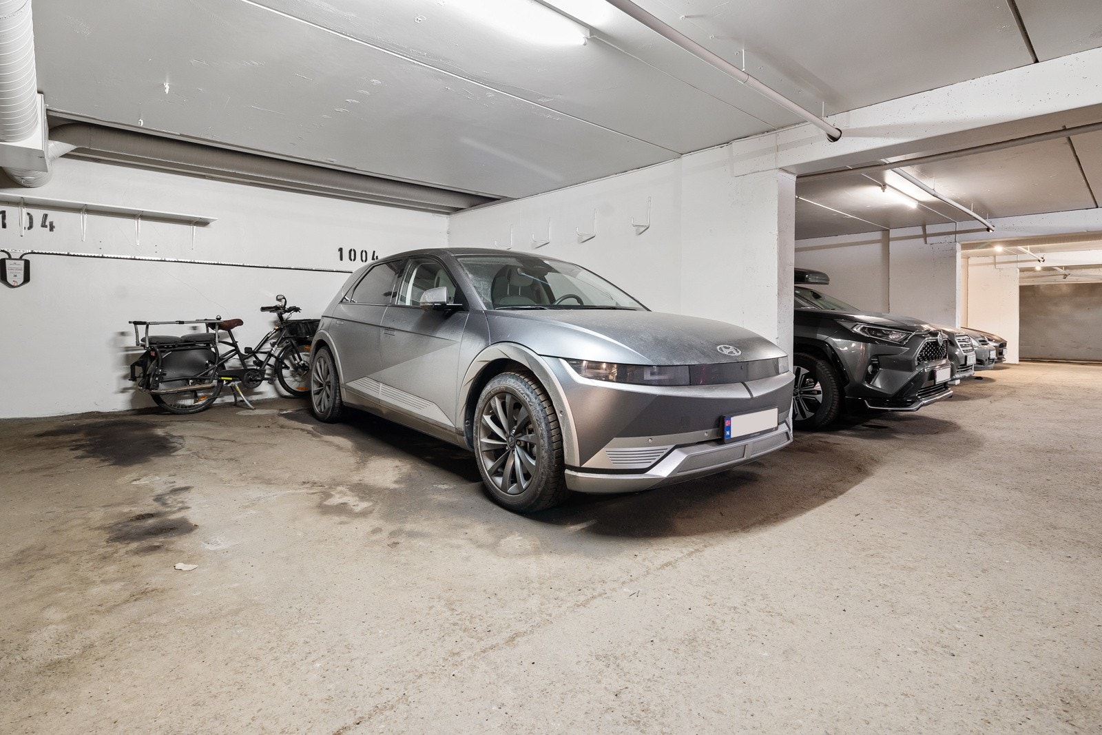 Det disponeres en garasjeplass i lukket felles garasjeanlegg. Galleribilde