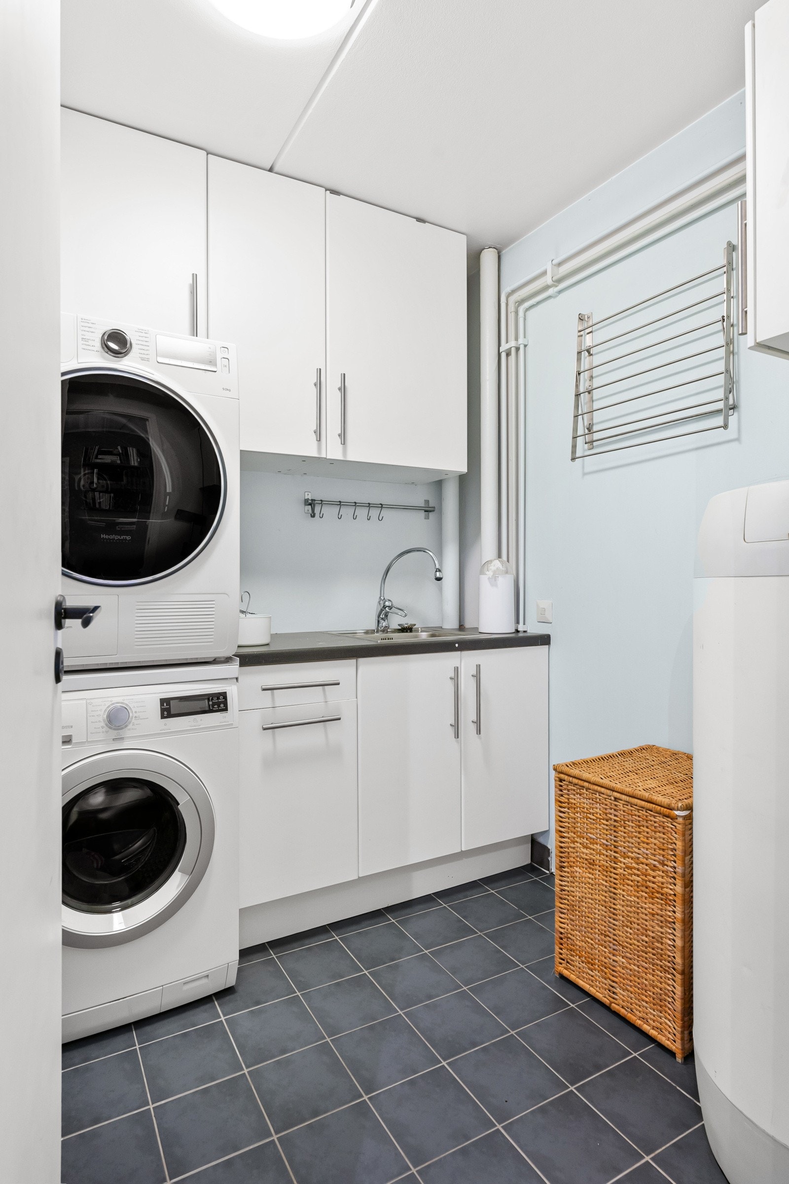 Praktisk separat vaskerom med opplegg for vaskemaskin/tørketrommel. Galleribilde