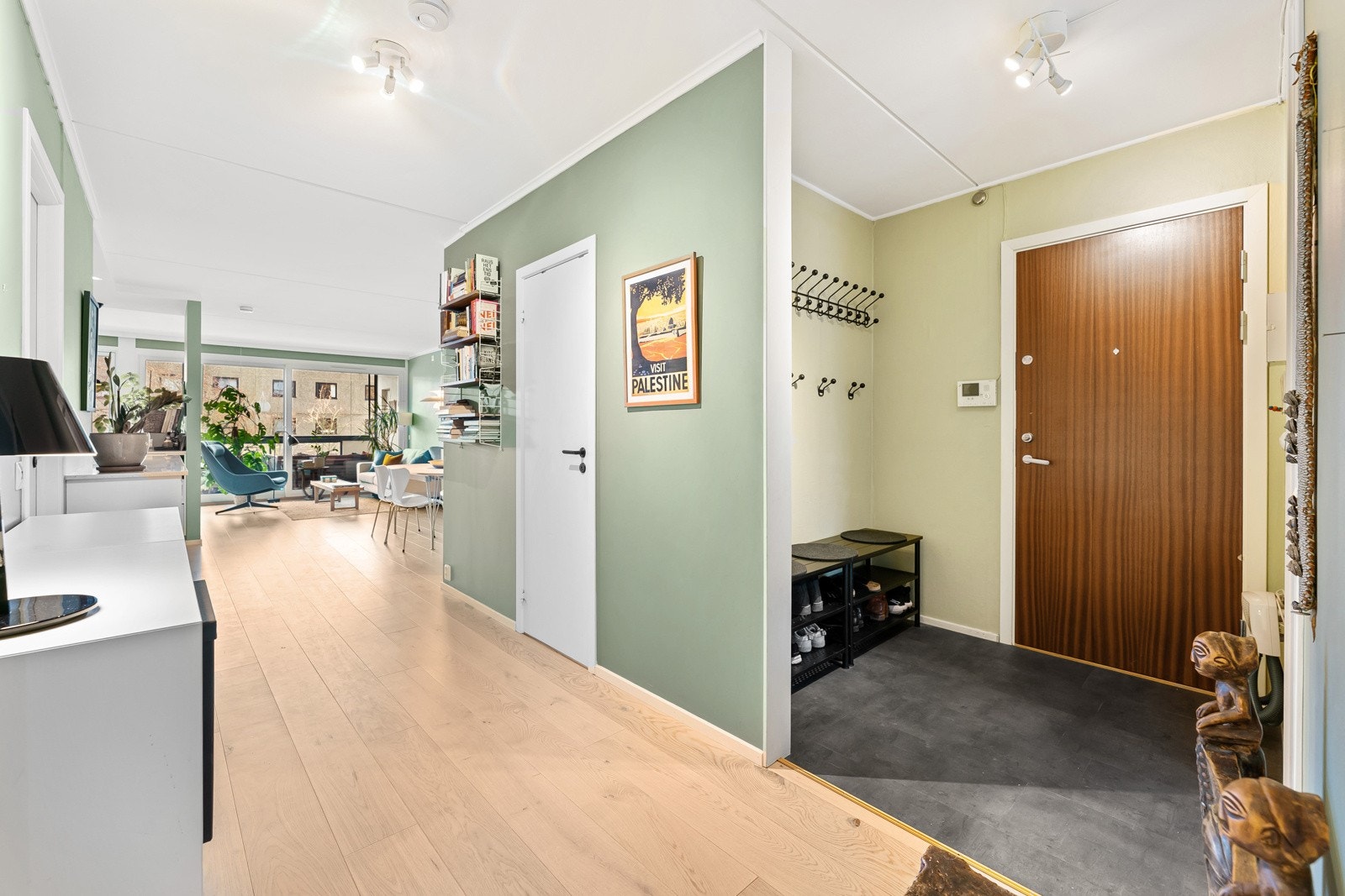 Lys og innbydende entré gir et godt førsteinntrykk av leiligheten. Galleribilde