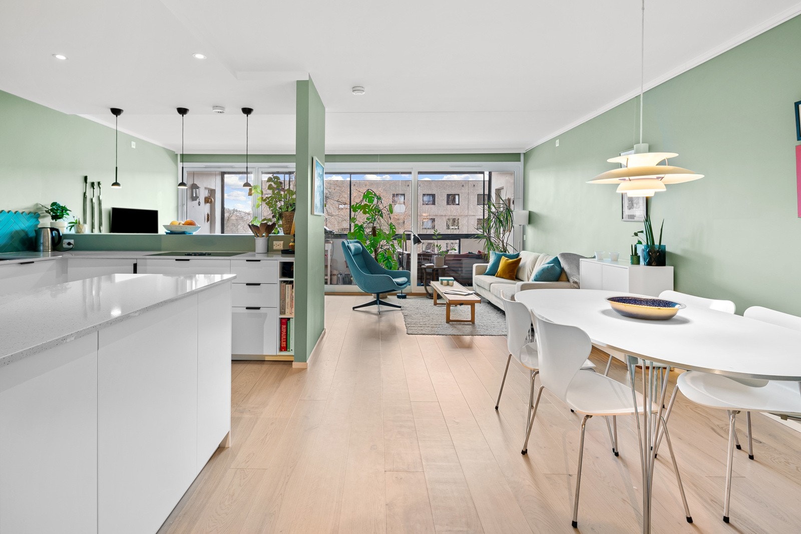 Leiligheten byr på et lyst og luftig oppholdsrom med flere innredningsmuligheter. Galleribilde