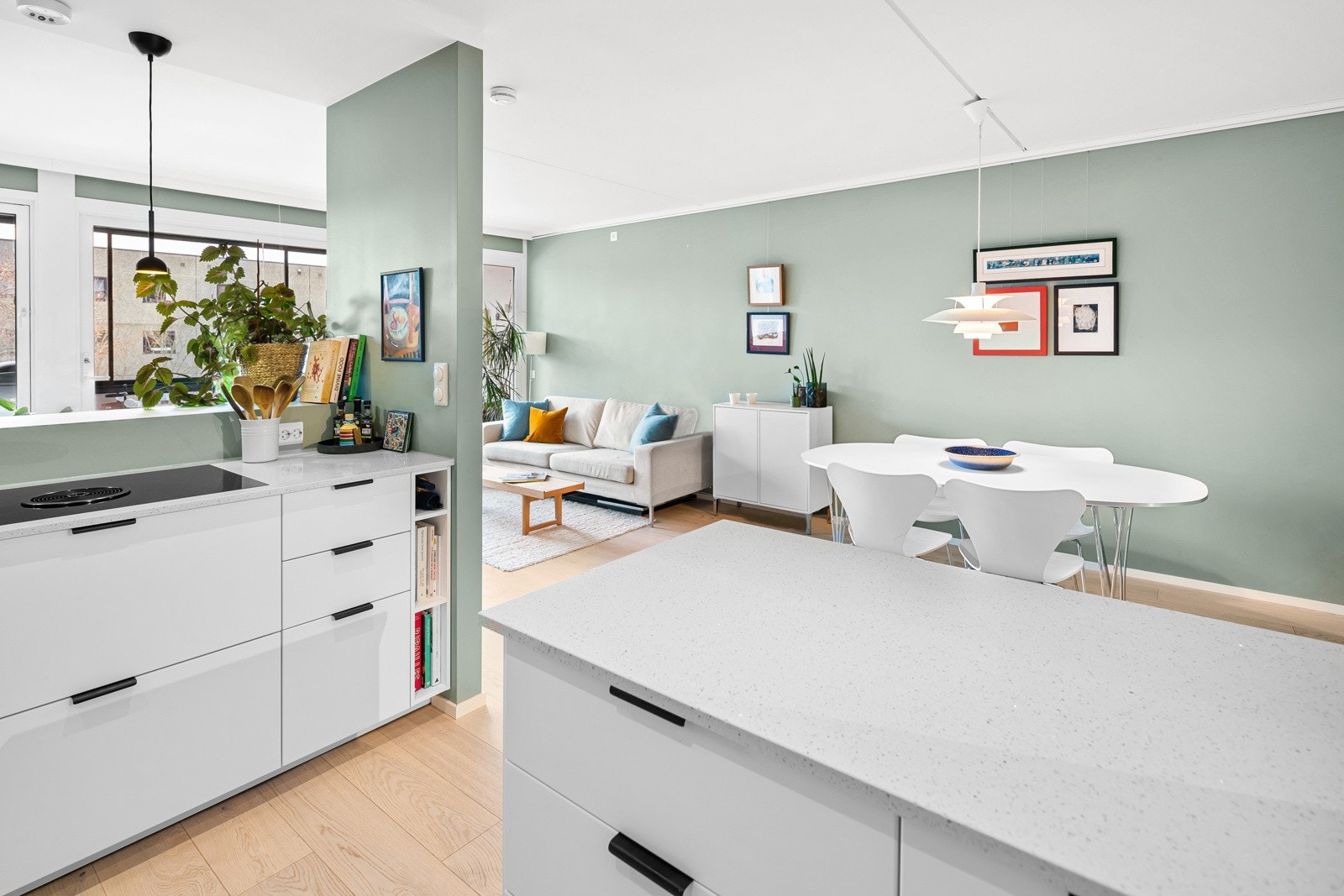 Det er en praktisk kjøkkenøy med mulighet for å sette inn barstoler. Galleribilde