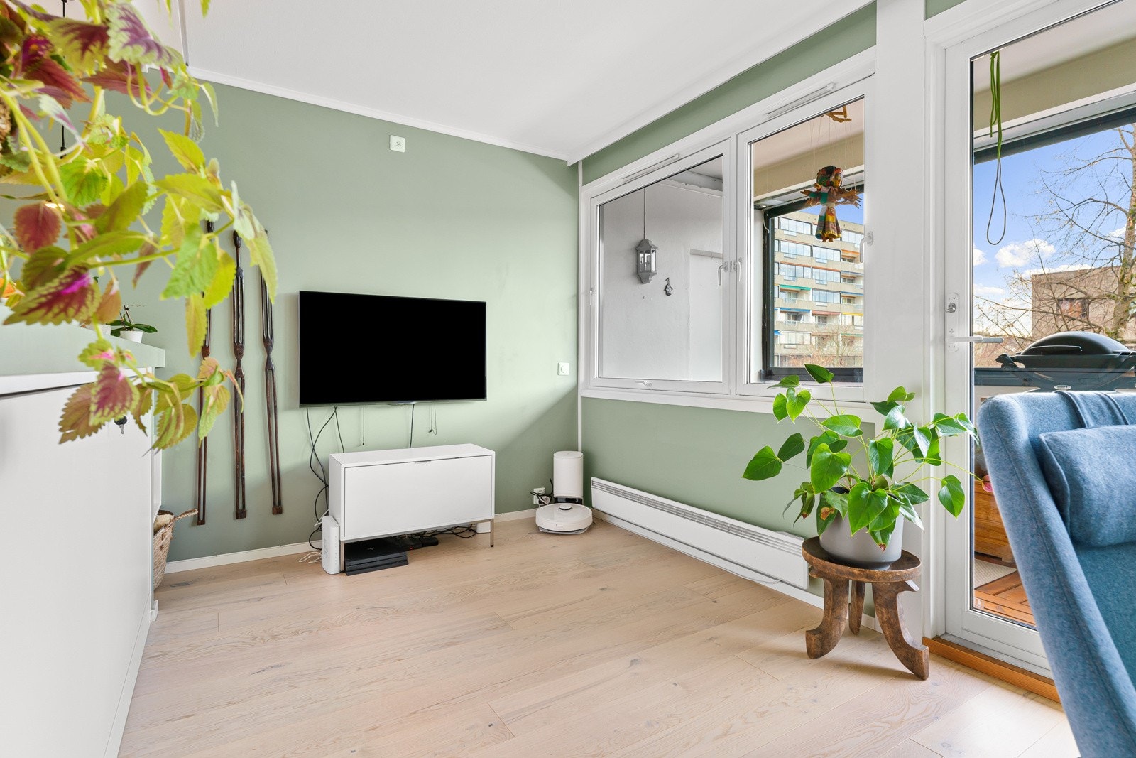 Leiligheten har en effektiv planløsning med smarte løsninger. Innenfor kjøkkenbenk til venstre er det en nedfellbar seng som er svært praktisk dersom man eksempelvis har gjester. Galleribilde