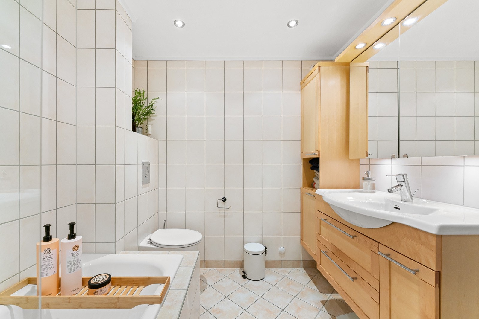 Innredningen består av vegghengt klosett, dusjvegg, servantinnredning med underskap, høyskap og overskap med speil. Galleribilde