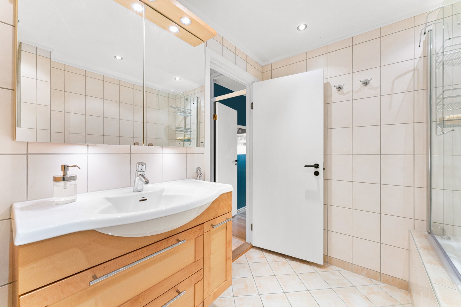 Flislagt bad med downlights i himling. Galleribilde