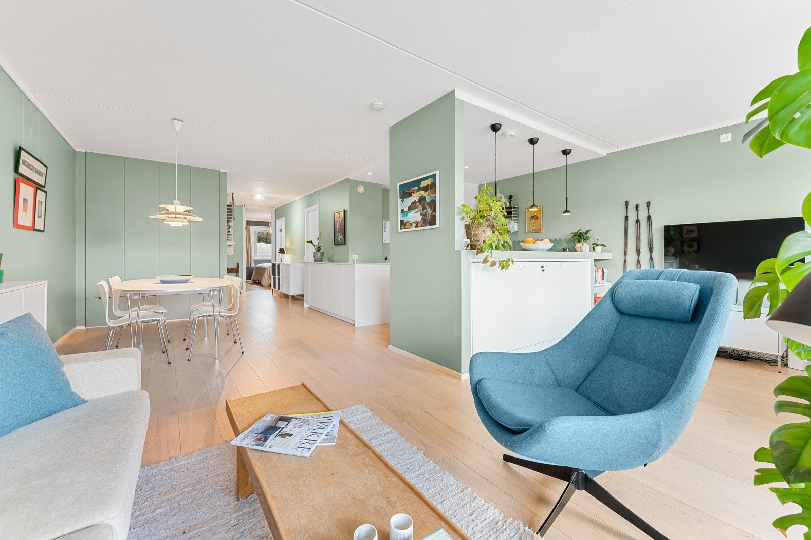 Det er en åpen kjøkken- og stueløsning som gir et sosialt og innbydende oppholdsrom. Galleribilde