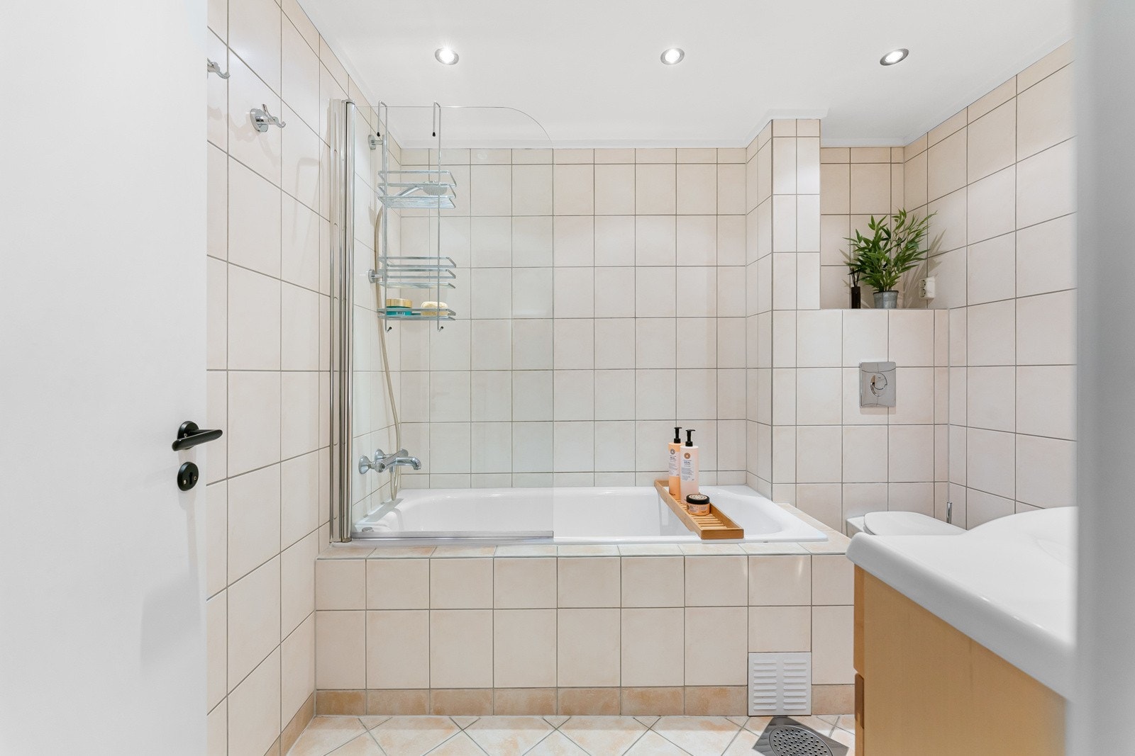 Det er også et lekkert innmurt badekar. Galleribilde