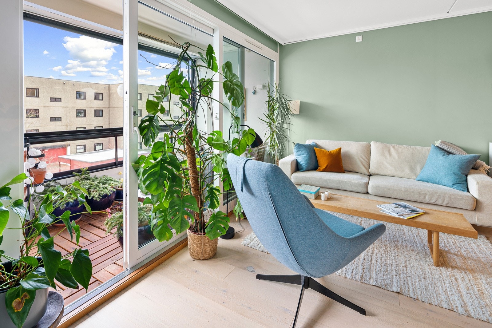 Store vindusflater gir godt med lysinnslipp. Stue og kjøkken ble pusset opp i 2019 av "Ett Rom Til". Galleribilde