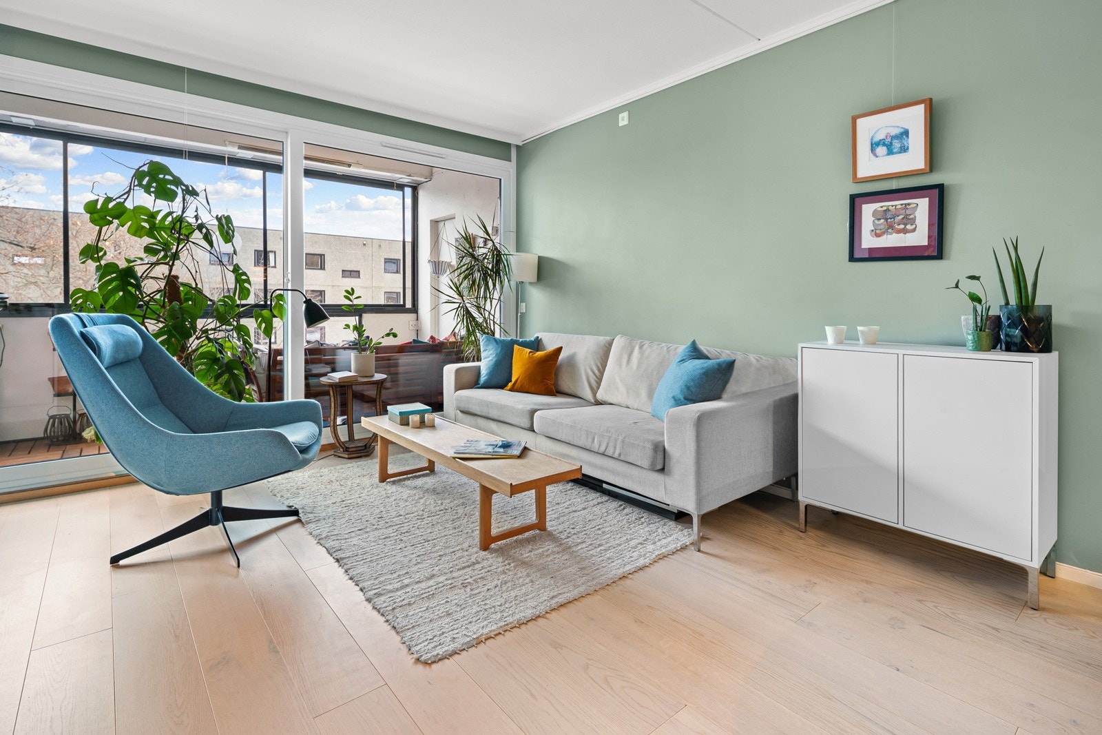 Her har vi gleden av å presentere en innbydende og pen 3-roms i et veletablert og rolig boligområde på Hovseter/Røa. Galleribilde