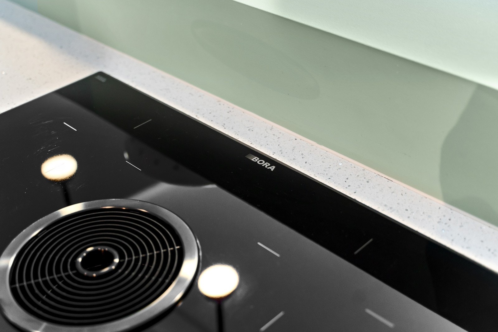 Det er integrerte hvitevarer som platetopp, komfyr, oppvaskmaskin og kjøl-/fryseskap. Galleribilde