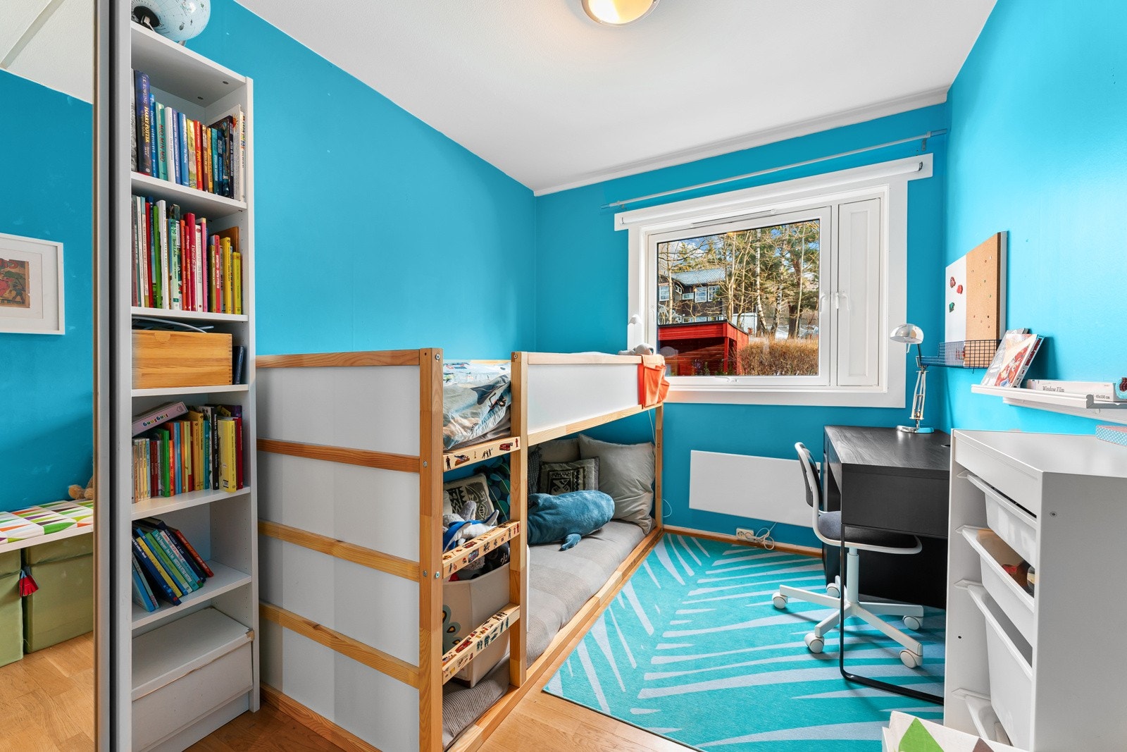 Soverom nummer 2 er ogå av god størrelse med plass til seng og garderobeløsning. Galleribilde