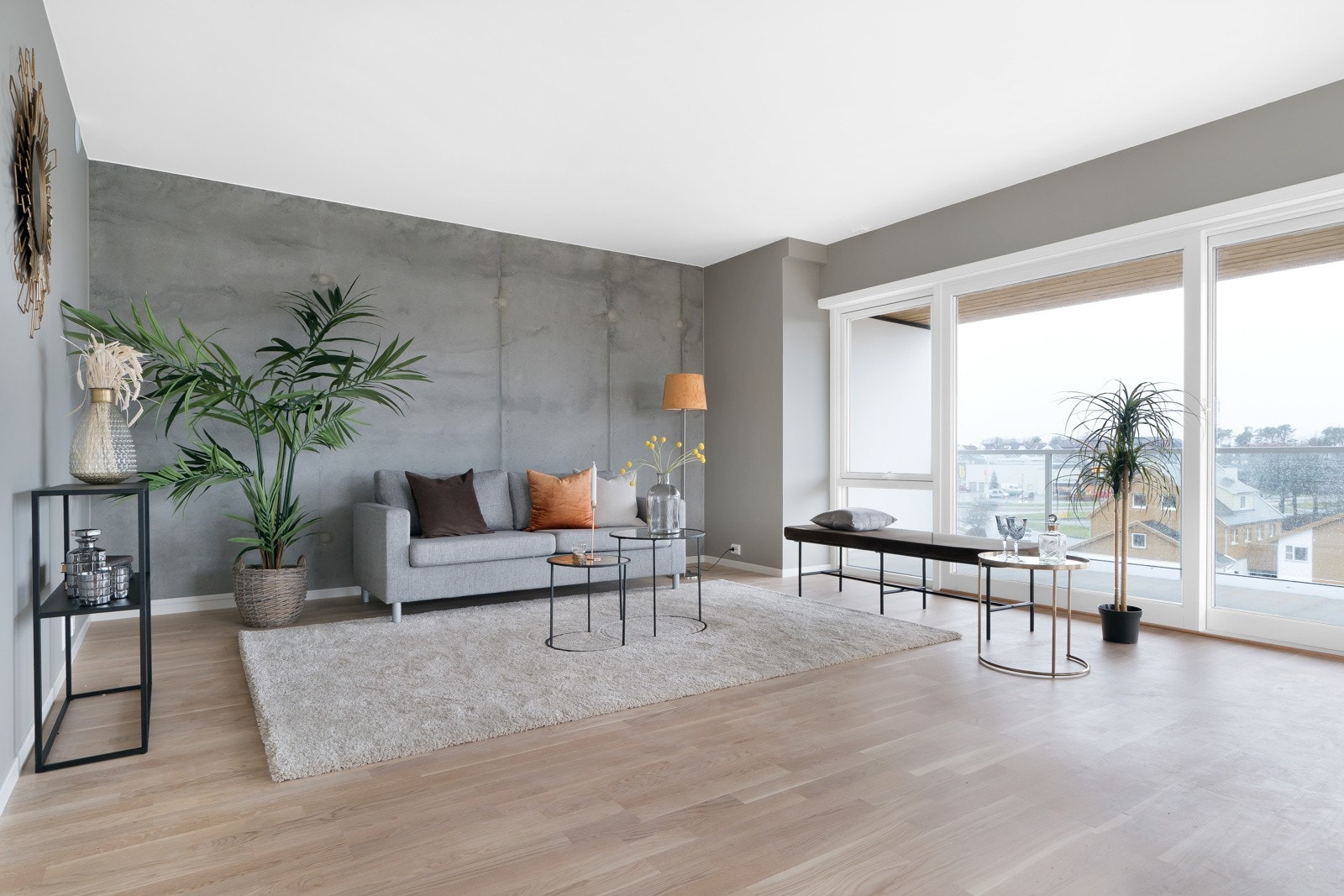 Moderne åpen stue- og kjøkkenløsning med store vindusflater. Bildene er tatt fra tilsvarende leilighet 305 Galleribilde