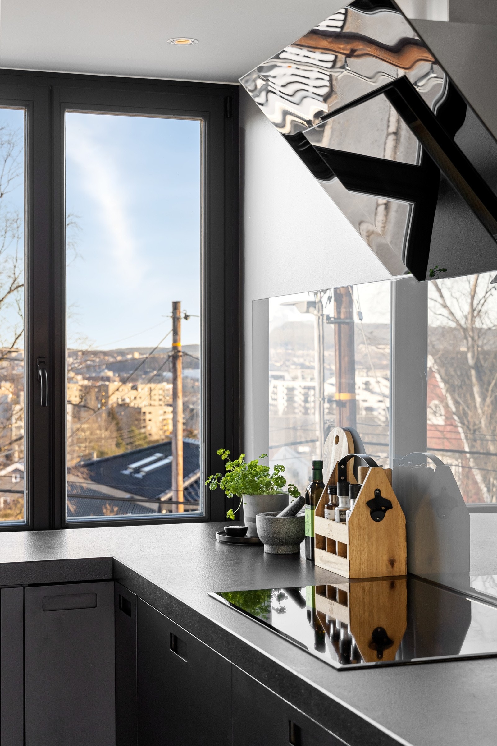 Stilren veggplate i glass og 80cm induksjonstopp - her er det ikke spart på noen ting. Galleribilde