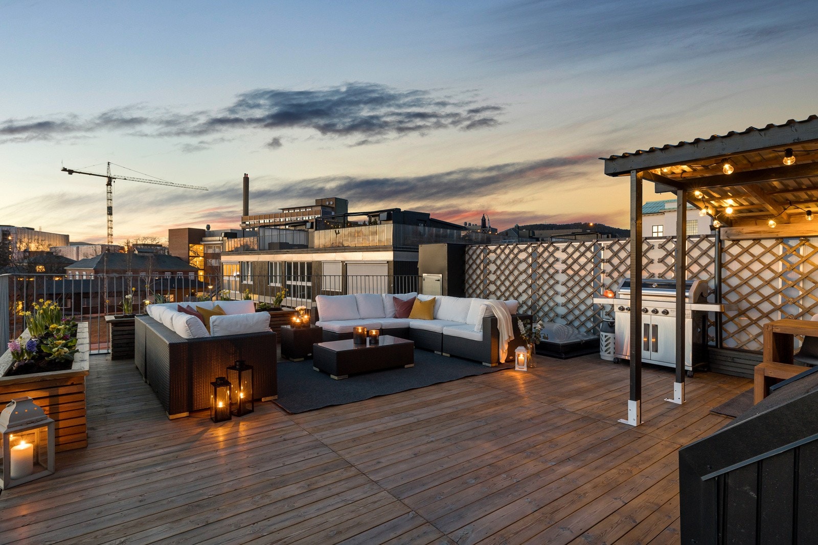 Takterrassen har flere soner: "to spisesoner", "loungesone" og ikke minst eget hjemmegym/bod. Galleribilde