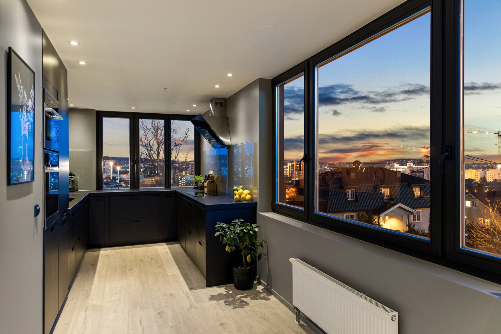 Kjøkkenet er som en forlengelse av stuen, men likevel tilbaketrukket. Galleribilde