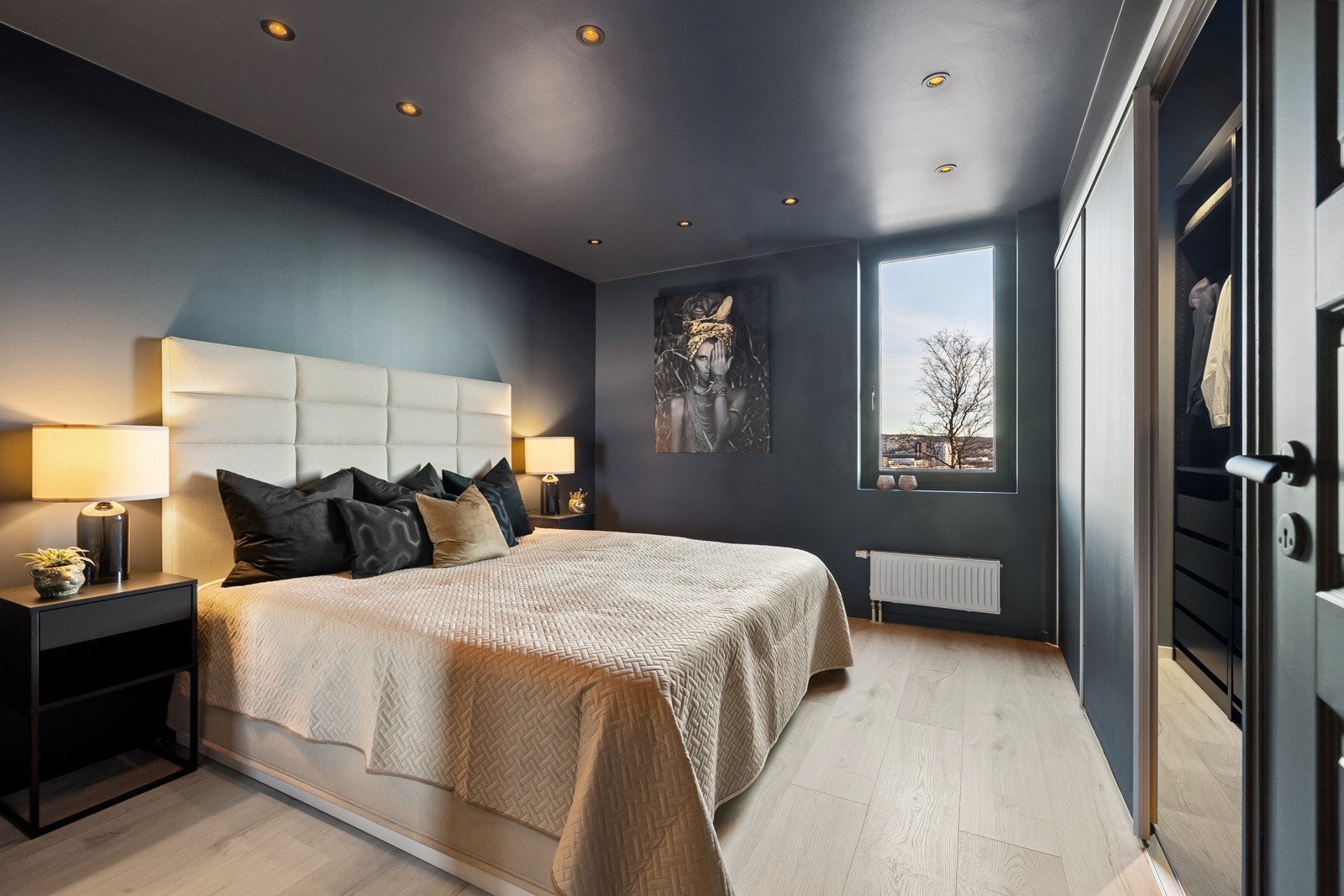 Med mørke og moderne farger får man følelsen av å bo på et eksklusivt hotell. Galleribilde