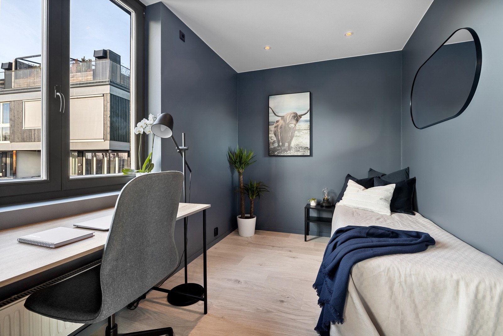 Boligens andre soverom har man god plass til både hjemmekontor og seng. Galleribilde