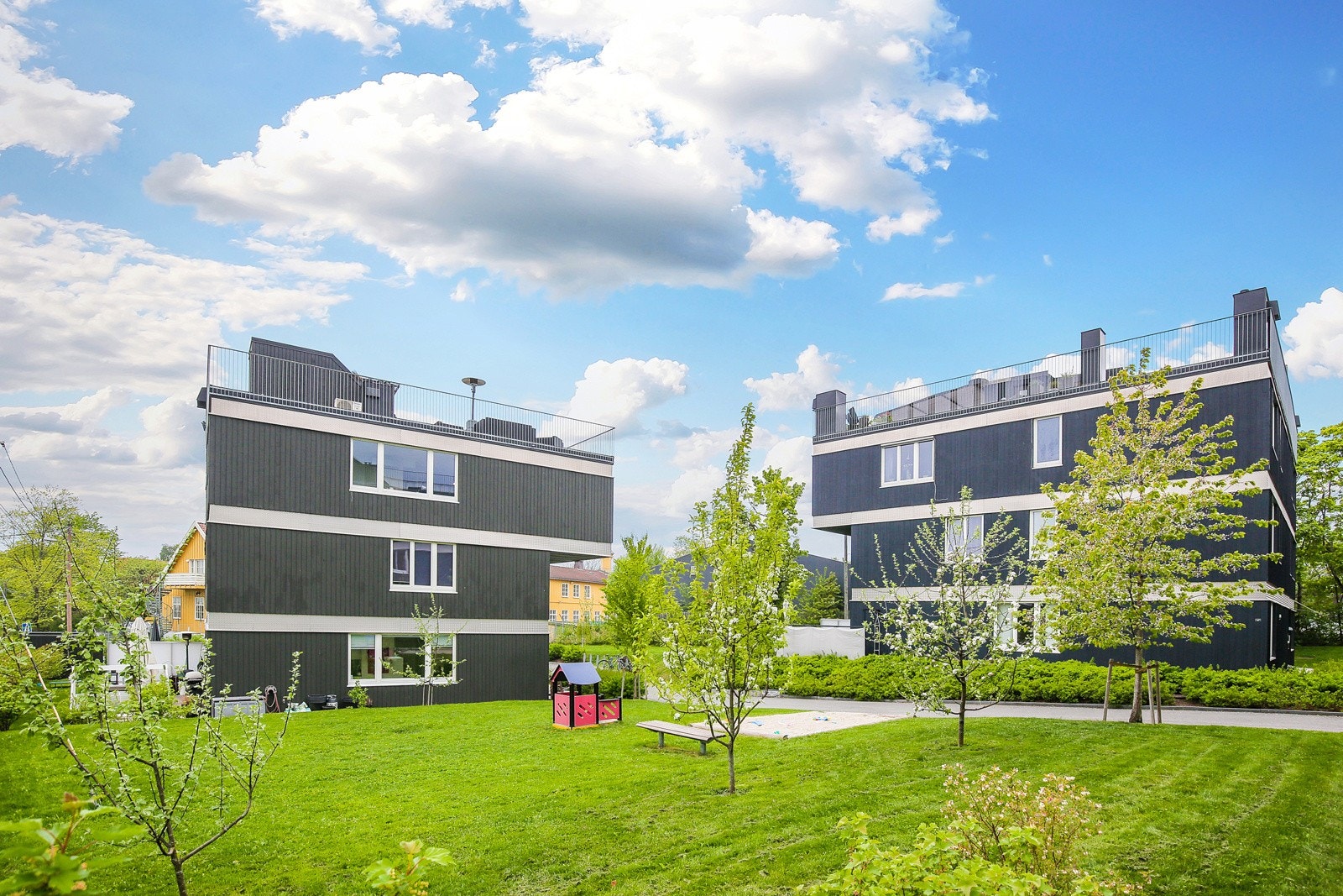 Sommerbilde av borettslaget - Her vil man kunne trives. Galleribilde